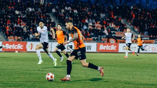 Chrobry Głogów - Puszcza Niepołomice 1:2 w 25. kolejce Betclic 1. Ligi. Gola na wagę zwycięstwa goście zdobyli w doliczonym czasie gry.