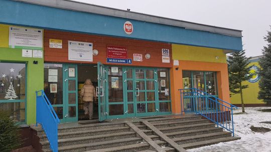 ROZBIEŻNE ZEZNANIA W SPRAWIE KONTROWERSYJNEGO ZDARZENIA W SZKOLE