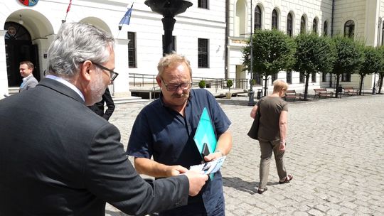 ROZDAWALI GŁOGOWIANOM KWIATY WOŁYNIA
