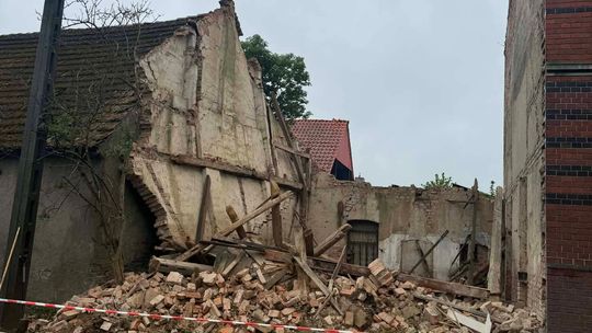 Runął budynek gospodarczy