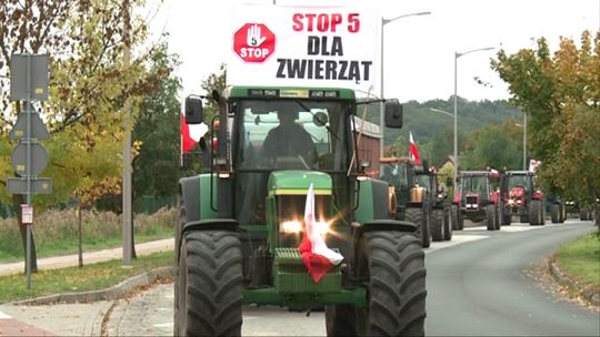 SĄ PRZECIWKO USTAWIE. Rolnicy w proteście przejechali przez miasto.