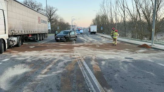 Samochód uderzył w ciężarówkę