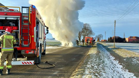 Samochód w ogniu pod Głogowem. Trzy zastępy straży na miejscu