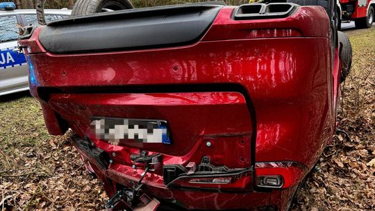 Samochód wypadł z drogi i dachował