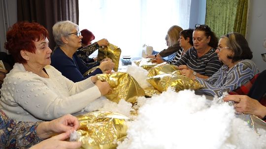 SENIORKI SZYJĄ PODUSZKI I ODNAWIAJĄ ODZIEŻ