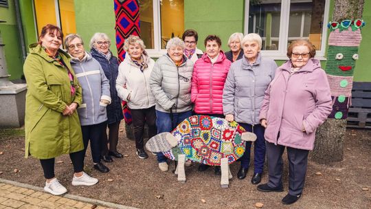 Seniorki z Polkowic ubrały drzewa przed zimą