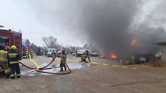 Serby: spłonęła ciężarówka na posesji. Interweniowali strażacy