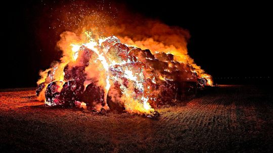 Seria pożarów trwa. 300 balotów słomy w ogniu