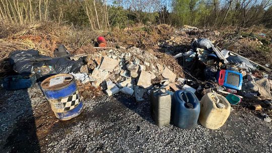 Składowisko odpadów w Przemkowie. W zbiornikach olej