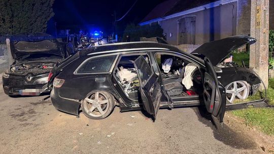 Skoda uderzyła w ogrodzenie, Audi w słup. Cztery osoby w szpitalu