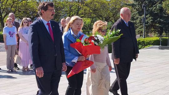 Skromne obchody Święta Pracy w Głogowie pod pomnikiem