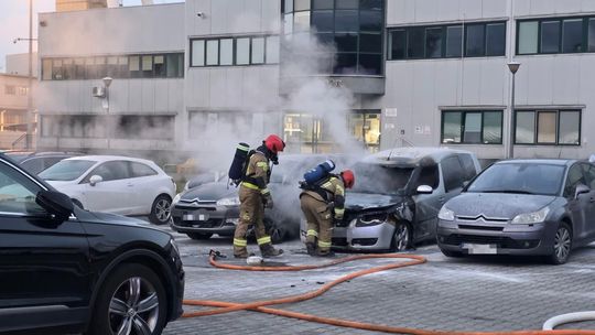 SPŁONĘŁY DWA AUTA. PODPALONO JE CELOWO?
