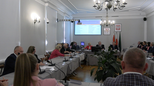 SPOTKAJĄ SIĘ, ABY PRACOWAĆ NAD BUDŻETEM