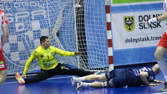 Rafał Stachera poprowadził KGHM Chrobry do wygranej nad Handball Stal.