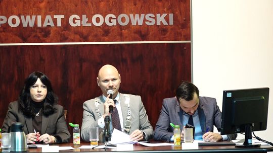 STAROSTA CHWALI, OPOZYCJA KRYTYKUJE - BUDŻET POWIATU PRZYJĘTY STAROSTA CHWALI, OPOZYCJA KRYTYKUJE - BUDŻET POWIATU PRZYJĘTY