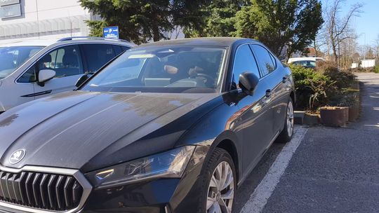 STAROSTWO Z NOWYM SAMOCHODEM I BEZ KIEROWCY