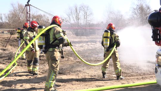 STRAŻACY I RATOWNICY ĆWICZYLI PRZY HUCIE MIEDZI GŁOGÓW