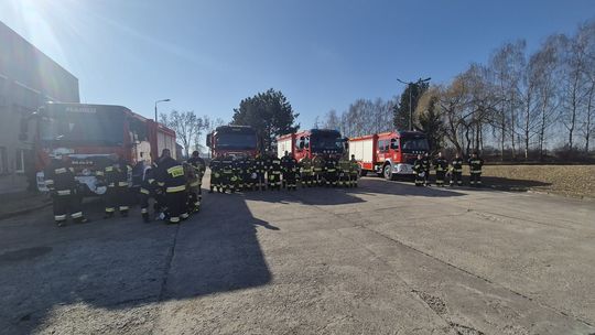 Strażacy ochotnicy na ćwiczeniach. Praktyka po teście z wiedzy