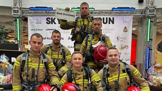 Strażacy z Głogowa zdobyli Sky Tower! 1142 stopnie odwagi