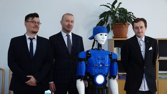 STUDENCI GŁOGOWSKIEJ PWSZ ZBUDOWALI ROBOTA