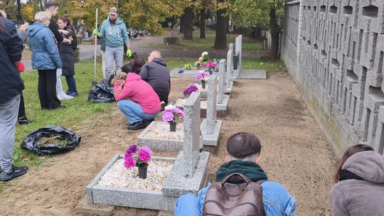 STUDENCI OD LAT DBAJĄ O ZAPOMNIANE  GROBY