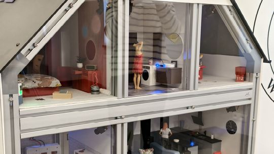 SYMULATOR DOMU, KTÓRY UCZY UNIKAĆ POŻARÓW