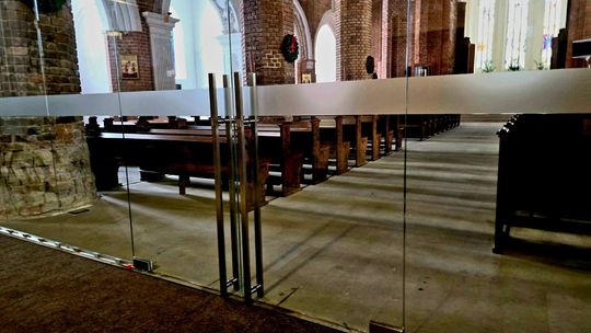 Szklany przedsionek w Kolegiacie. Nowoczesna ochrona zabytku