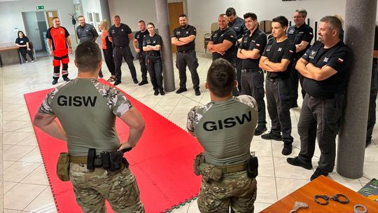 Szkolenie SW w Głogowie. Funkcjonariusze ćwiczyli samoobronę