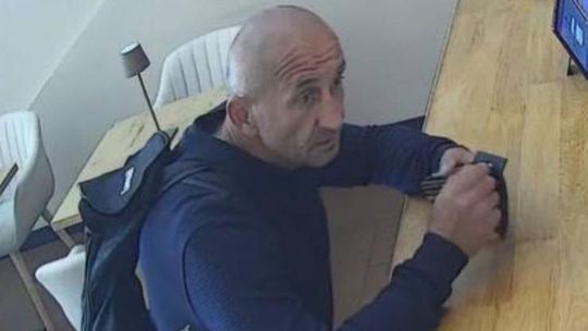 Szukają mężczyzny, który oblał lokal w Głogowie – pomóż policji