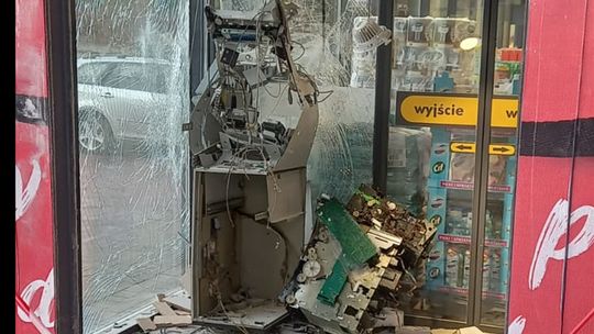 SZUKAJĄ SPRAWCÓW WŁAMANIA DO BANKOMATU