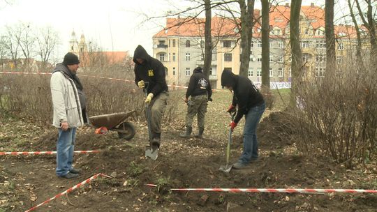 SZUKALI POMNIKA