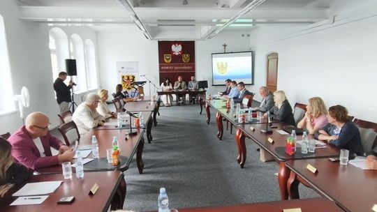Szybka sesja Rady Powiatu. Zapadła decyzja o dołożeniu 4 mln zł na termomodrnizację starostwa
