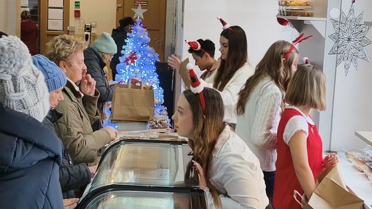 TŁUMY NA SŁODKIM KIERMASZU, CIASTA ZNIKNĘŁY BŁYSKAWICZNIE