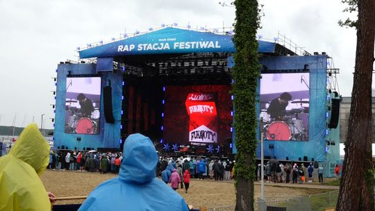 Tłumy w Sławie! Trwa Festiwal Rap Stacja 2025
