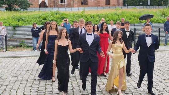 Tradycja i emocje. Polonez uczniów SP nr 8 w Głogowie