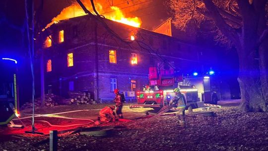 Tragiczny pożar w Kaźmierzowie. Nie żyje jedna osoba