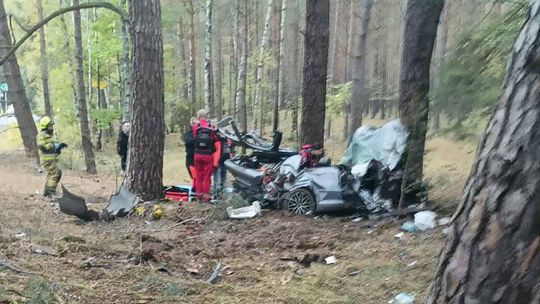 Tragiczny wypadek pod Lubiatowem. Auto roztrzaskało się o drzewo