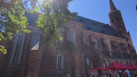Trzy święta, jedna Kolegiata. Głogowianie świętują mimo upału