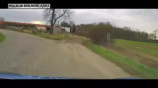UCIEKAŁ PRZED POLICJĄ...NAJPIERW SAMOCHODEM, POTEM PIESZO