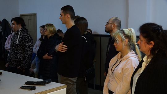UCZĄ PODSTAW OBSŁUGI BRONI  I UDZIELANIA POMOCY