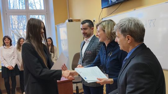 UCZNIOWIE EKONOMIKA UCZYLI SIĘ ROZPOZNAWAĆ PRZEKRĘTY W SIECI