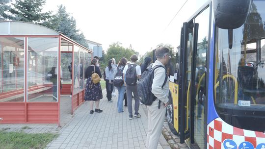 UCZNIOWIE I SENIORZY 70+ Z GMINY WIEJSKIEJ Z KARTĄ MIEJSKĄ JADĄ ZA DARMO