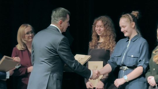 UCZNIOWIE I STUDENCI ODEBRALI STYPENDIA UCZNIOWIE I STUDENCI ODEBRALI STYPENDIA