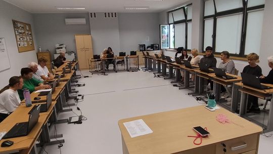 Uczniowie pomagają seniorom w świecie technologii