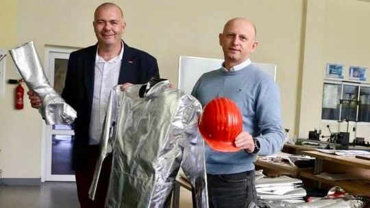 Uczniowie z Głogowa będą ćwiczyć w profesjonalnej odzieży hutniczej