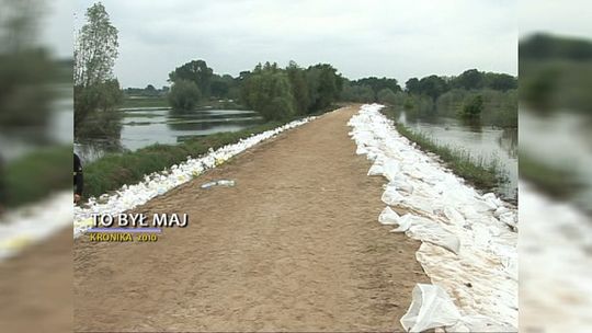 UMACNIALI WAŁY. Wracamy do powodzi sprzed 10 lat.