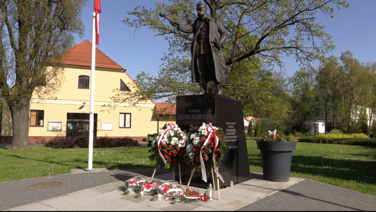 Obchody 3.Maja w Polkowicach pod pomnikiem J.Piłsudskiego.