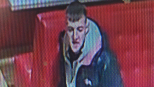 Uszkodzenie namiotu przy ul. Kotlarskiej. Policja publikuje zdjęcie