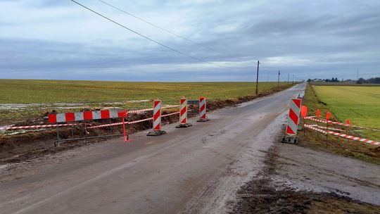 Utrudnienia na drodze Sława–Przybyszów. Roztopy zniszczyły pobocza