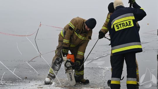 Uwaga na przeręble na jeziorze Sławskim